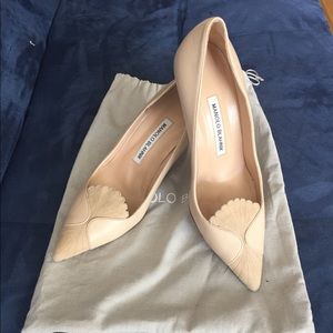 Manolo Blahnik Cream Kitten Heels - Size 7